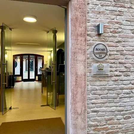 بيت ضيافة 3.0 Boutique Rooms فيرّارا